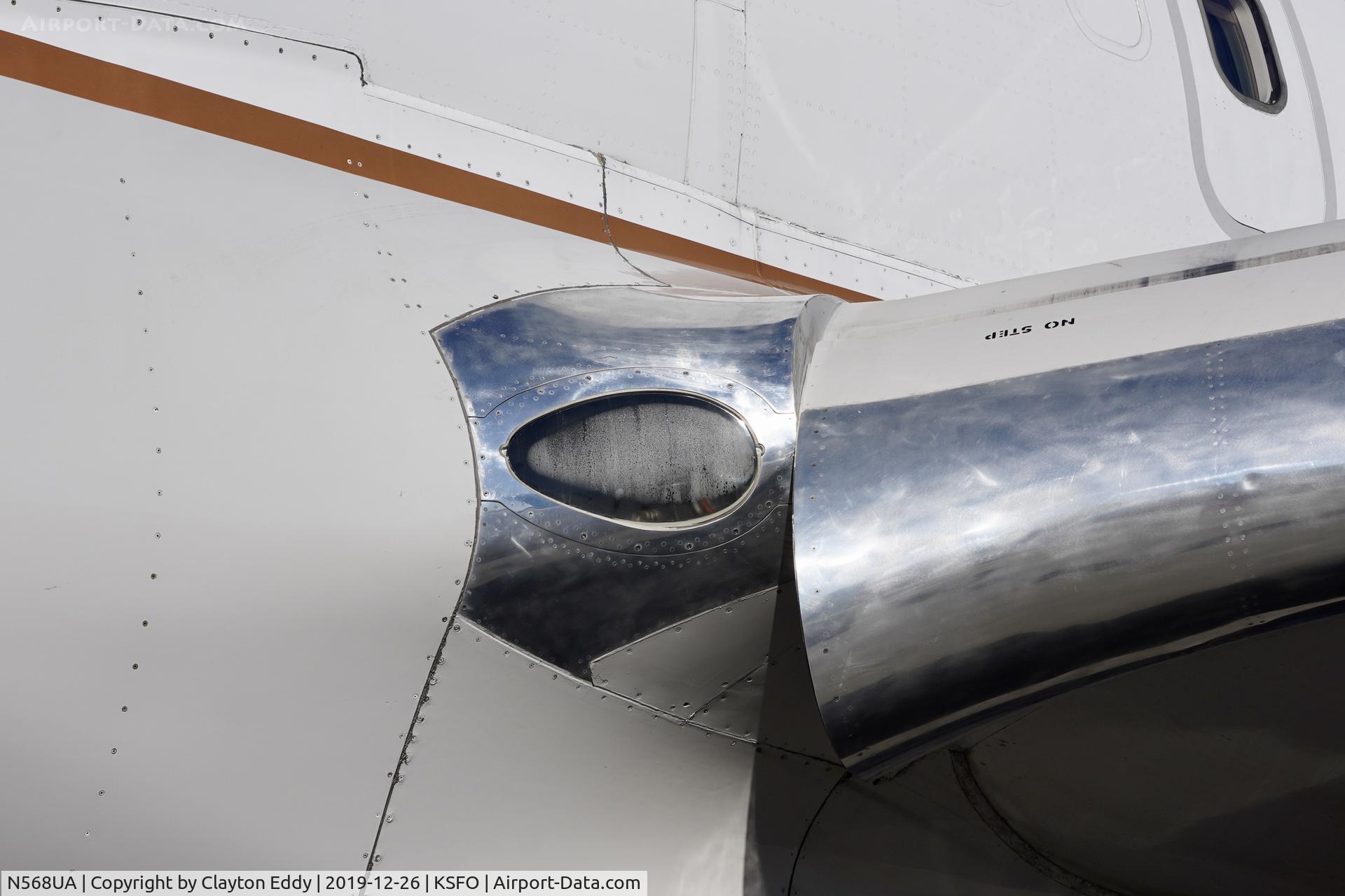 N568UA, 1992 Boeing 757-222 C/N 26674, Nose gear. SFO 2019.