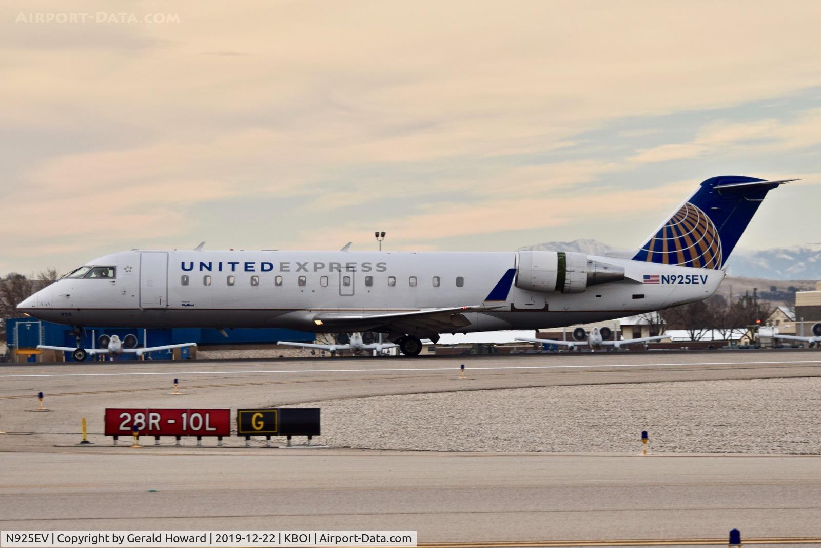 N925EV, 2003 Bombardier CRJ-200ER (CL-600-2B19) C/N 7831, Landing 10L.