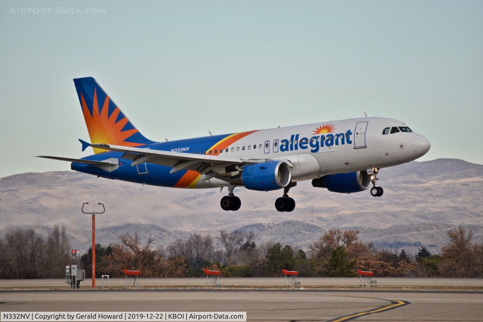 N332NV, 2005 Airbus A319-111 C/N 2638, Landing 10R.