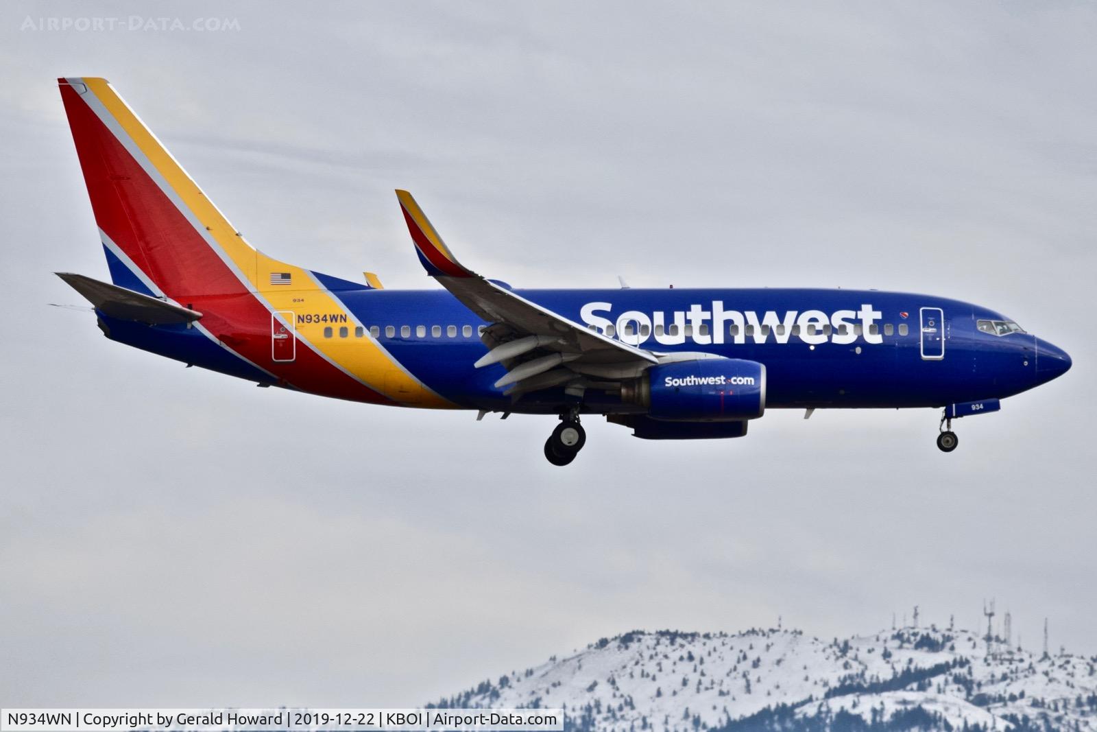 N934WN, 2009 Boeing 737-7H4 C/N 36642, Landing 10L.