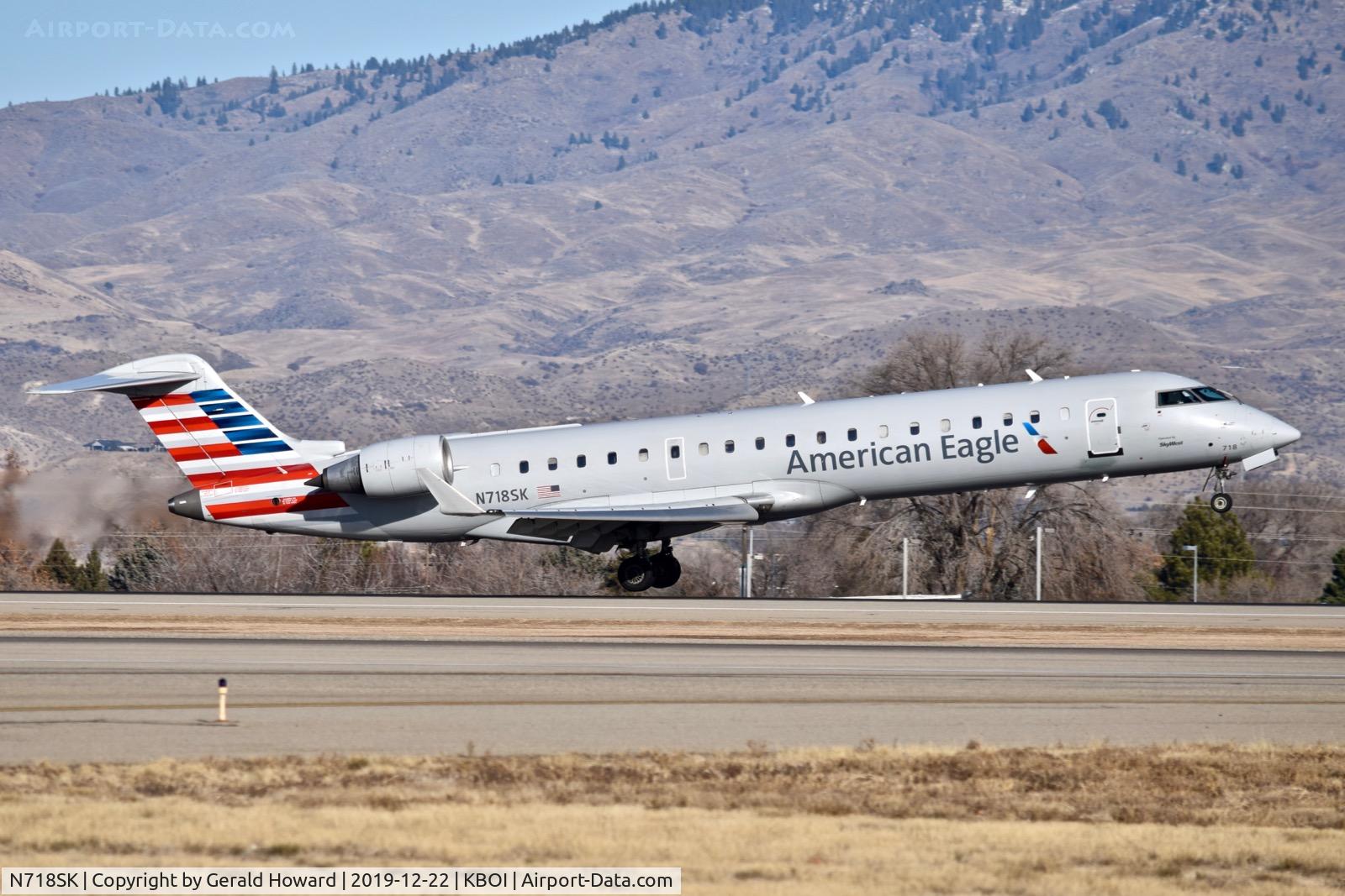 N718SK, 2004 Bombardier CRJ-701 (CL-600-2C10) Regional Jet C/N 10184, Landing 10R.