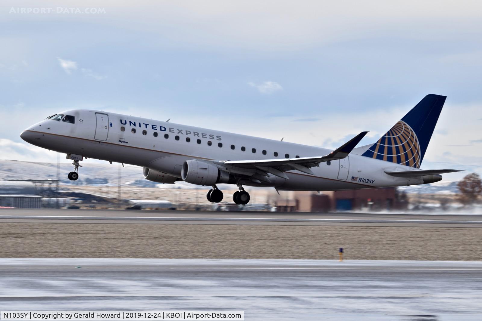 N103SY, 2014 Embraer 175LR (ERJ-170-200LR) C/N 17000390, Departing 10L.