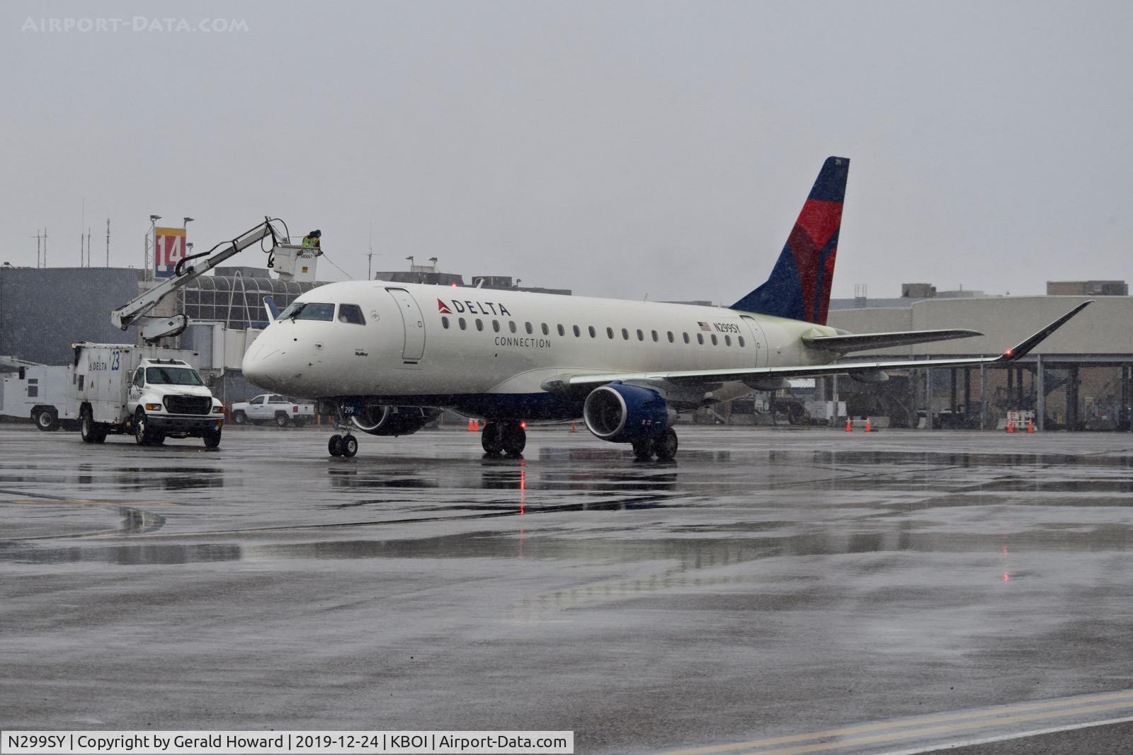 N299SY, 2019 Embraer 175LR (ERJ-170-200LR) C/N 17000833, De ice.
