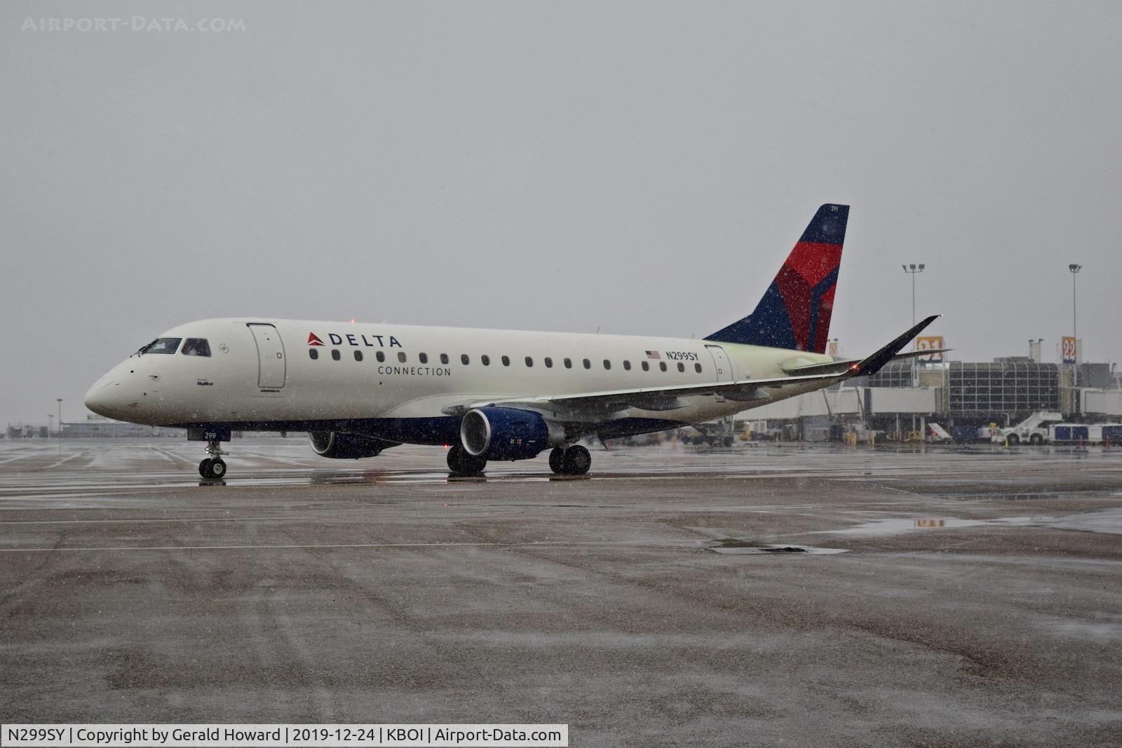 N299SY, 2019 Embraer 175LR (ERJ-170-200LR) C/N 17000833, Taxi from the gate.