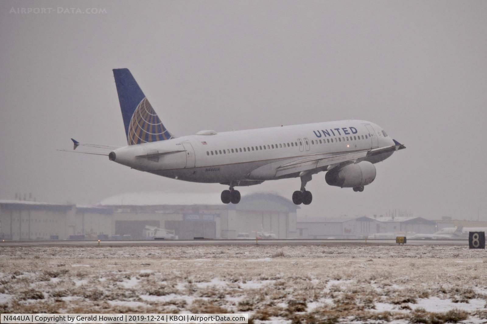 N444UA, 1998 Airbus A320-232 C/N 824, Landing 10R.