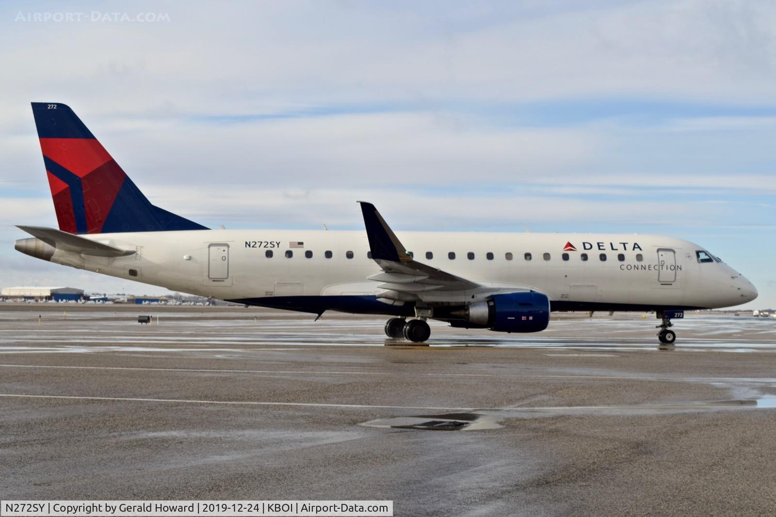 N272SY, 2004 Embraer 175LR (ERJ-170-200LR) C/N 17000734, Taxiing to the gate.