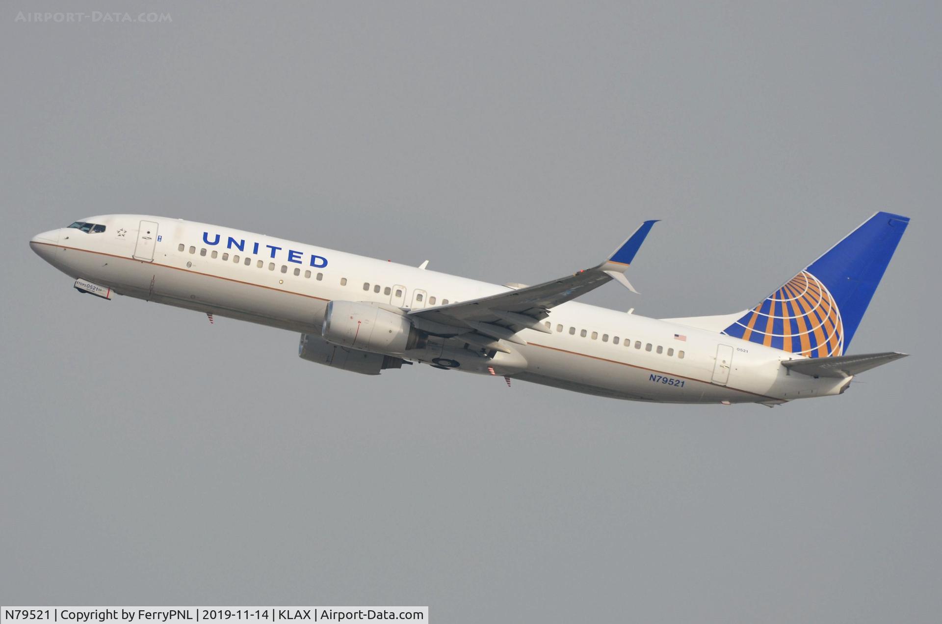 N79521, 2010 Boeing 737-824 C/N 31662, United B738 taking-off