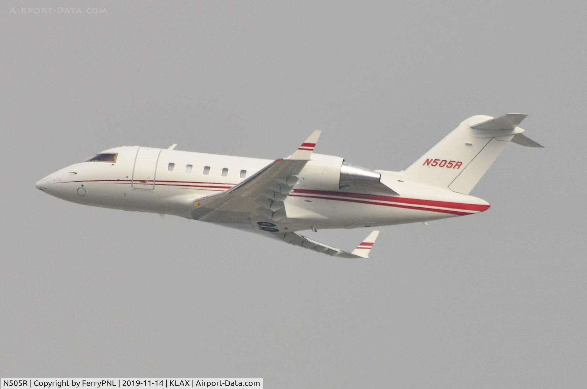 N505R, 2016 Bombardier Challenger 650 (CL-600-2B16) C/N 6078, Challenger 650 taking-off.