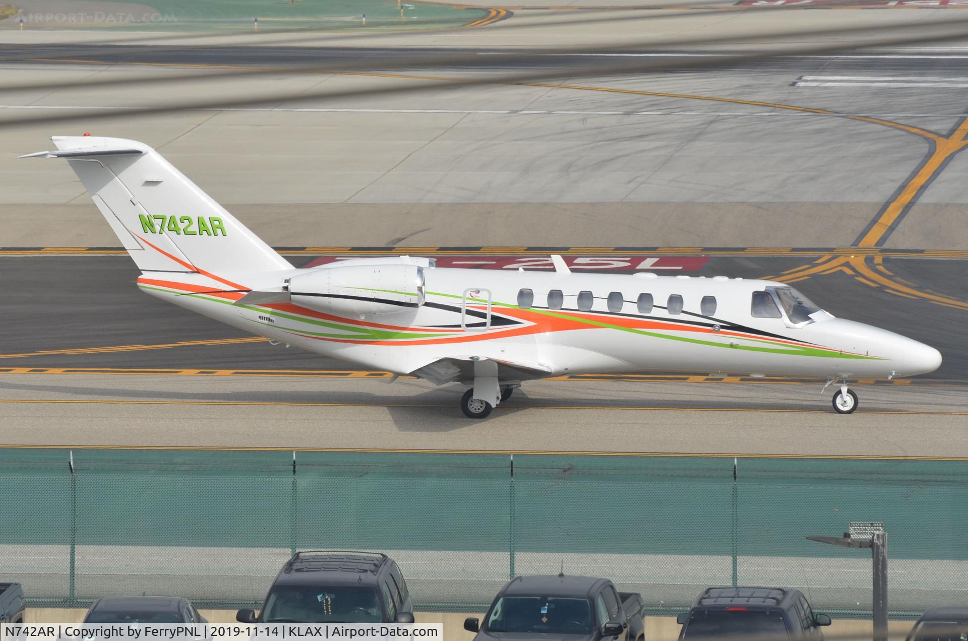 N742AR, 2006 Cessna 525B CitationJet CJ3 C/N 525B-0074, Ce525B taxying