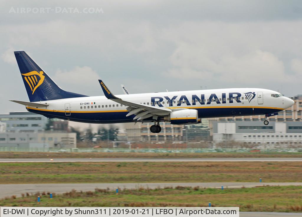EI-DWI, 2007 Boeing 737-8AS C/N 33643, Landing rwy 32R