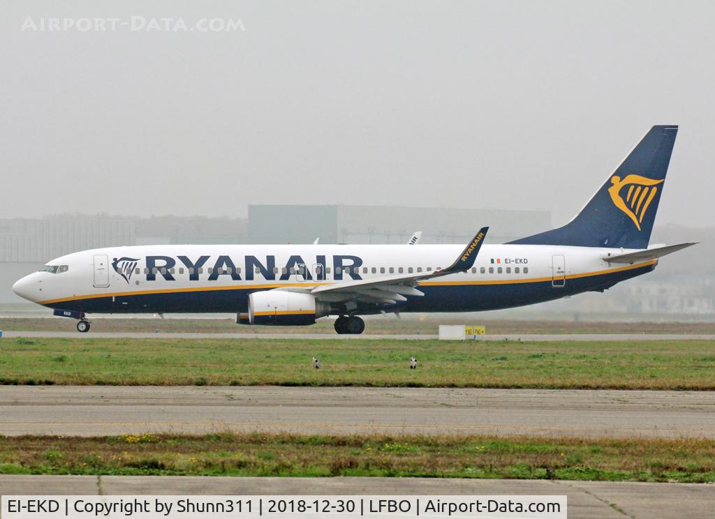 EI-EKD, 2010 Boeing 737-8AS C/N 35024, Lining up rwy 32R for departure from November 2