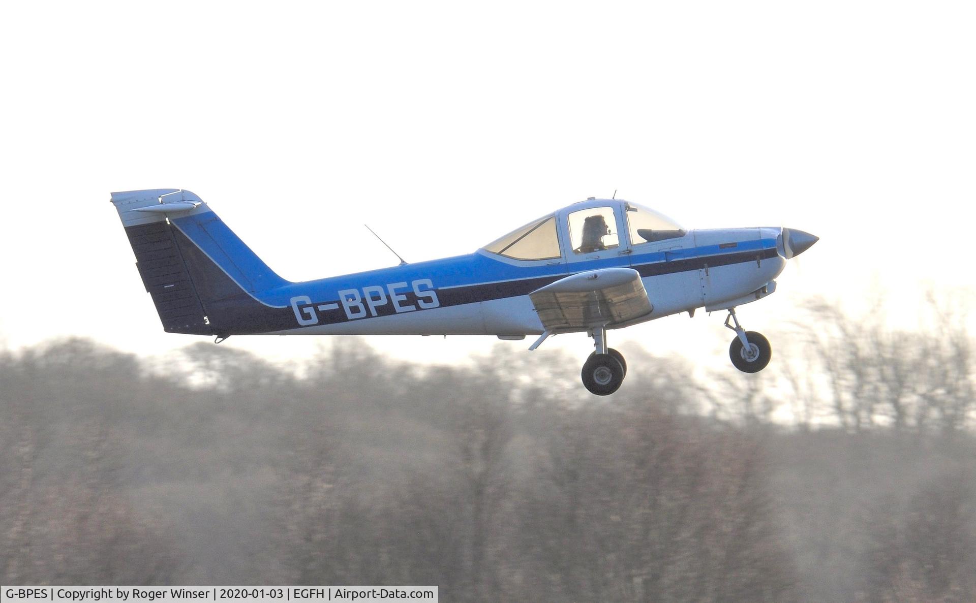 G-BPES, 1981 Piper PA-38-112 Tomahawk Tomahawk C/N 38-81A0064, Visiting Tomahawk departing Runway 28.