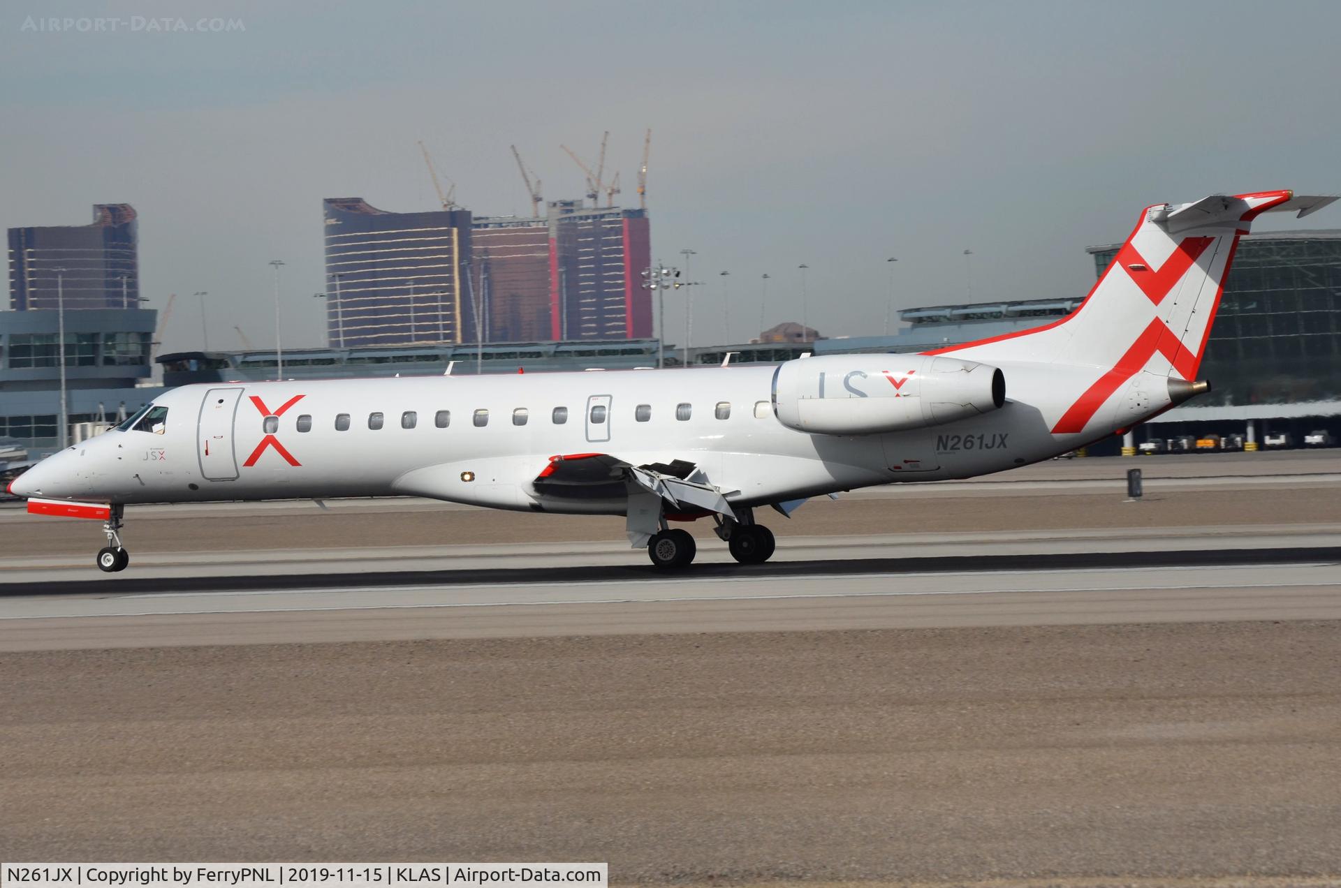 N261JX, 2001 Embraer ERJ-135LR (EMB-135LR) C/N 145512, JetSuiteX ERJ135 arriving in LAS