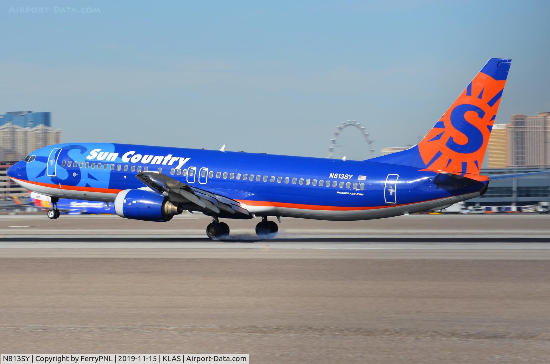 N813SY, 2001 Boeing 737-8Q8 C/N 28237, Sun Country B738 touch-down in LAS