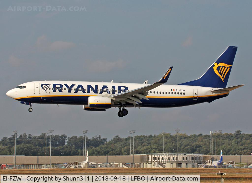 EI-FZW, 2000 Boeing 737-8AS C/N 44795, Landing rwy 14L