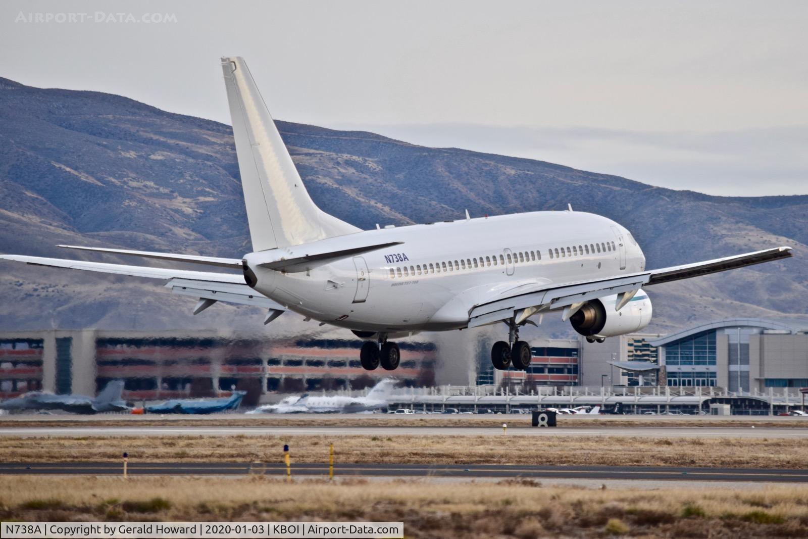 N738A, 2000 Boeing 737-7AX C/N 30182, Landing 10R.
