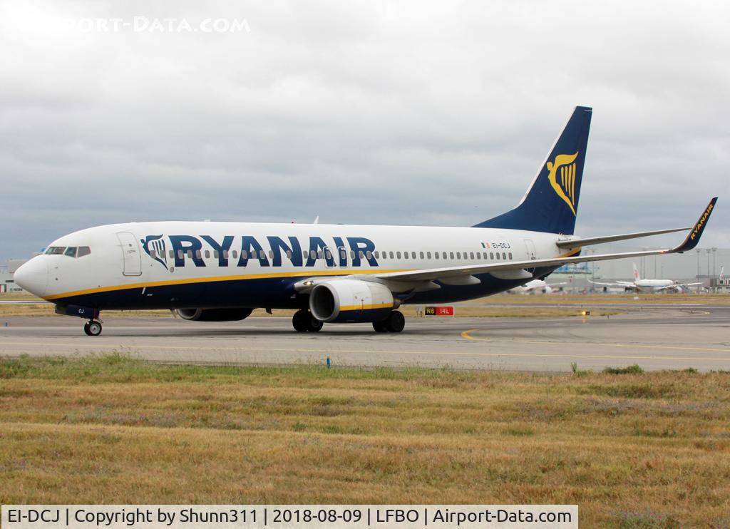 EI-DCJ, 2004 Boeing 737-8AS C/N 33564, Taxiing to the Terminal...