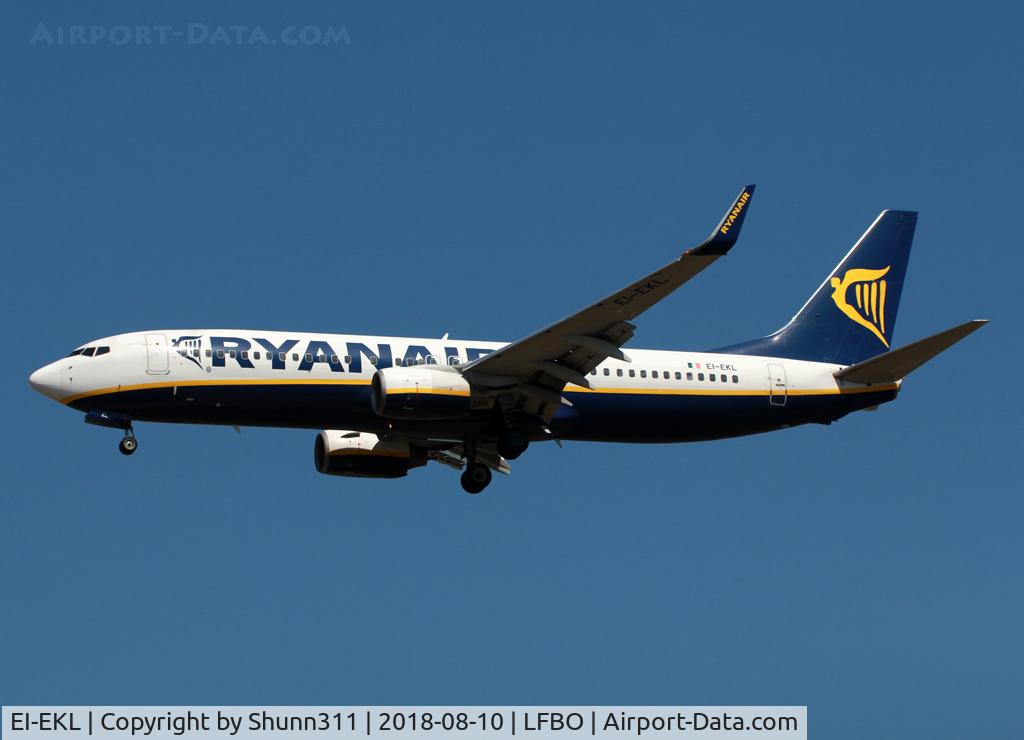 EI-EKL, 2010 Boeing 737-8AS C/N 38498, Landing rwy 32L