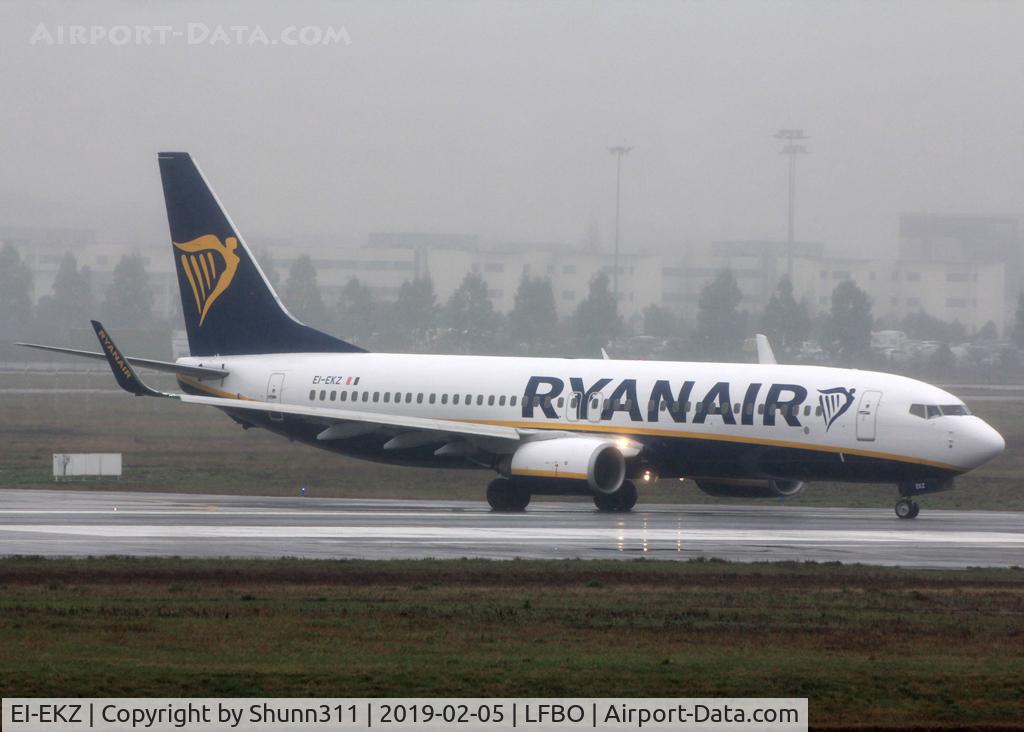 EI-EKZ, 2010 Boeing 737-8AS C/N 38508, Lining up rwy 14R for departure from Sierra 10