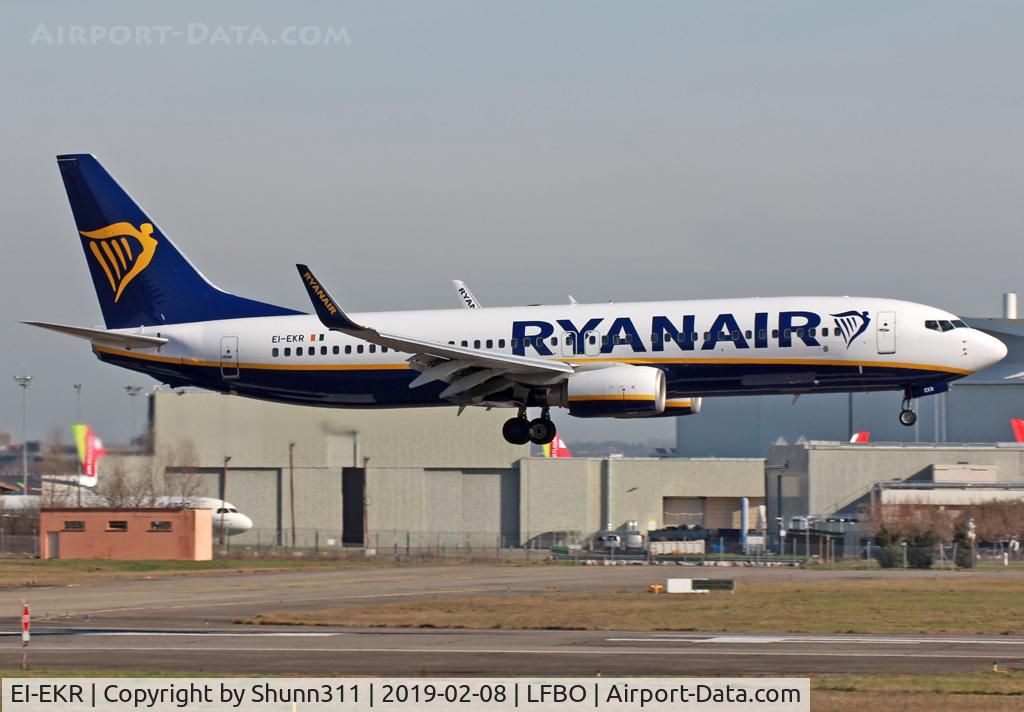 EI-EKR, 2010 Boeing 737-8AS C/N 38503, Landing rwy 14R