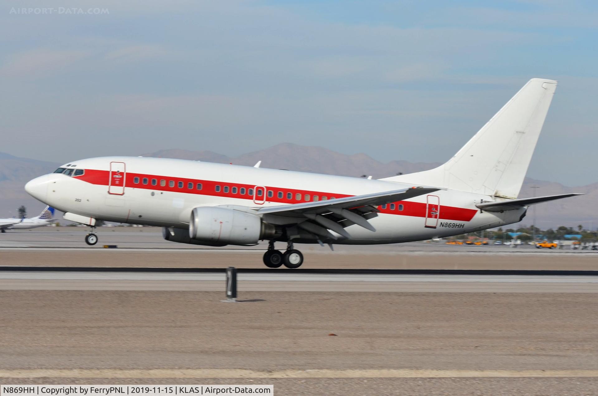 N869HH, 2001 Boeing 737-66N C/N 28650, EG&G B736 about to touch-down