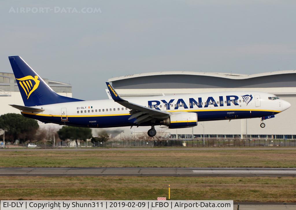EI-DLY, 2006 Boeing 737-8AS C/N 33601, Landing rwy 14R