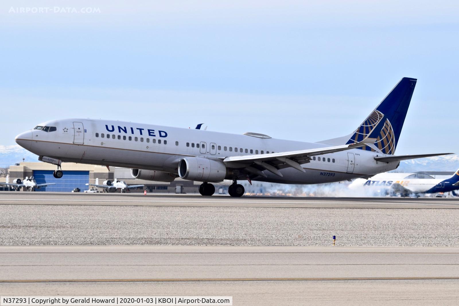 N37293, 2005 Boeing 737-824 C/N 33453, Landing 10L.