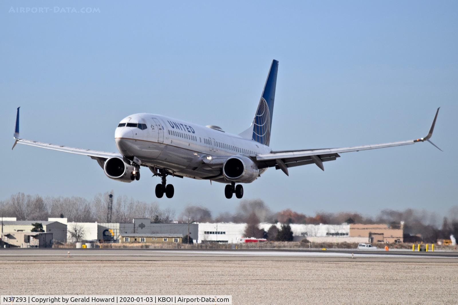 N37293, 2005 Boeing 737-824 C/N 33453, Landing 10L.