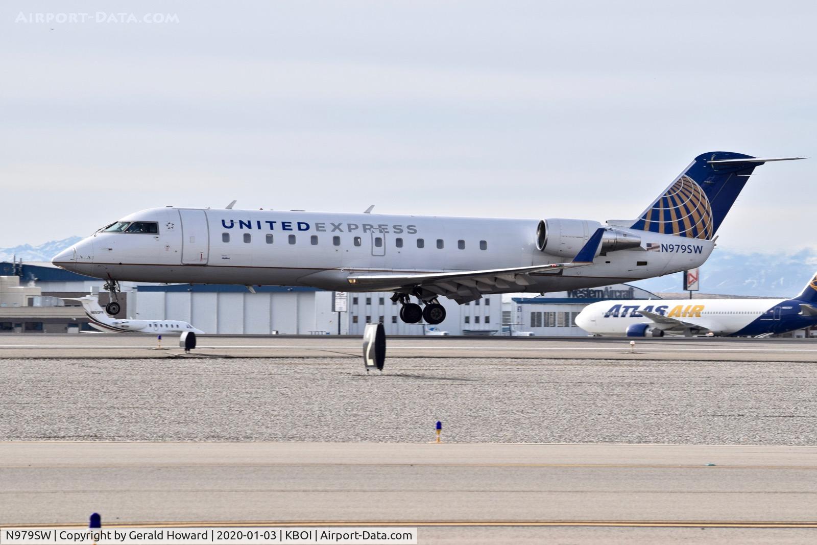 N979SW, 2004 Bombardier CRJ-200ER (CL-600-2B19) C/N 7954, Landing 10L.