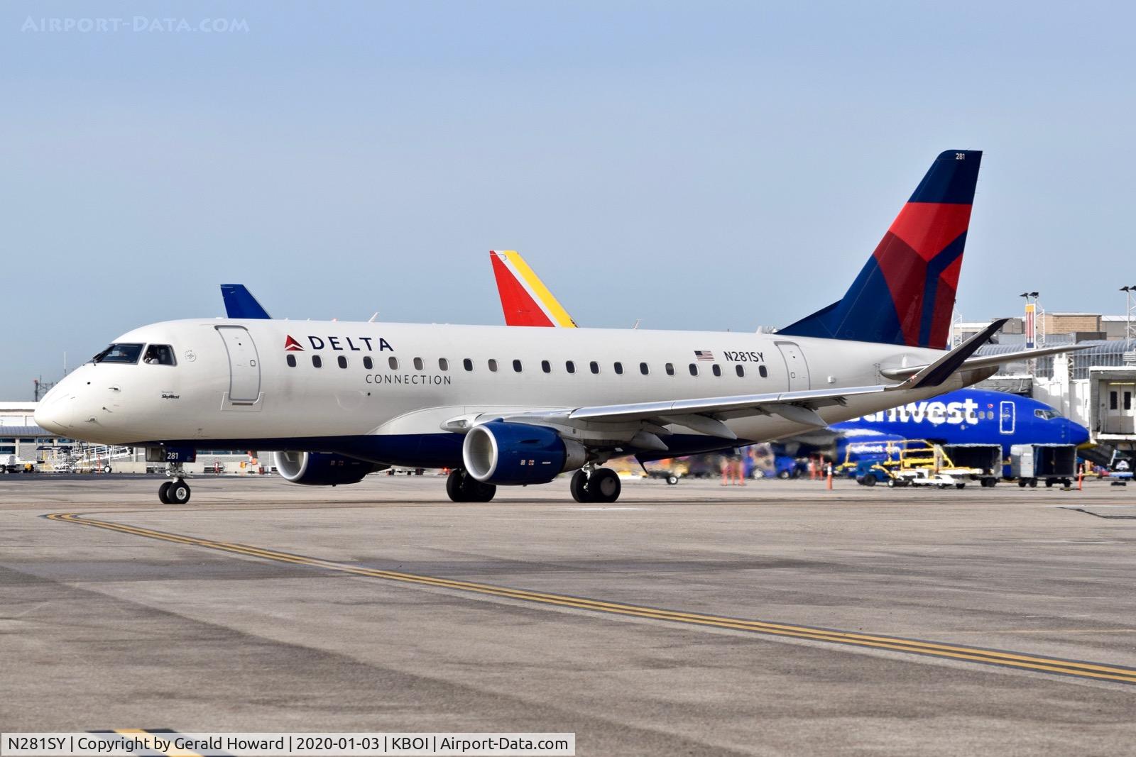 N281SY, 2018 Embraer 175LR (ERJ-170-200LR) C/N 17000746, Taxi from the gate.