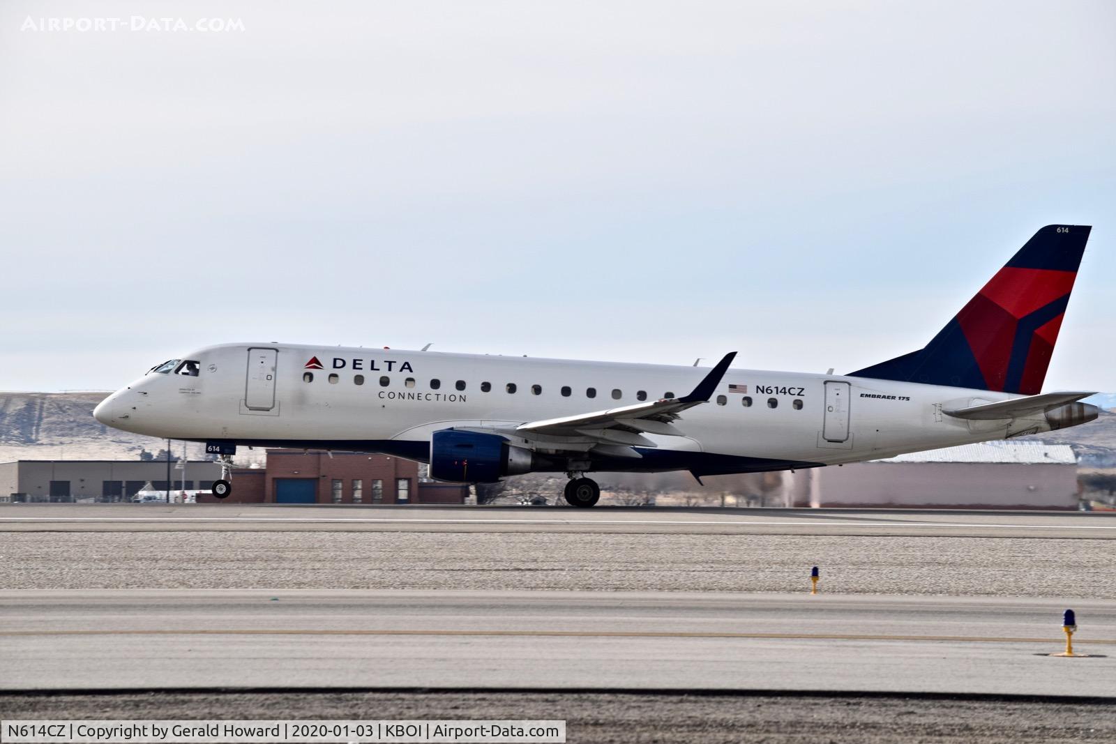 N614CZ, 2008 Embraer 175LR (ERJ-170-200LR) C/N 17000205, Take off run on 10L.