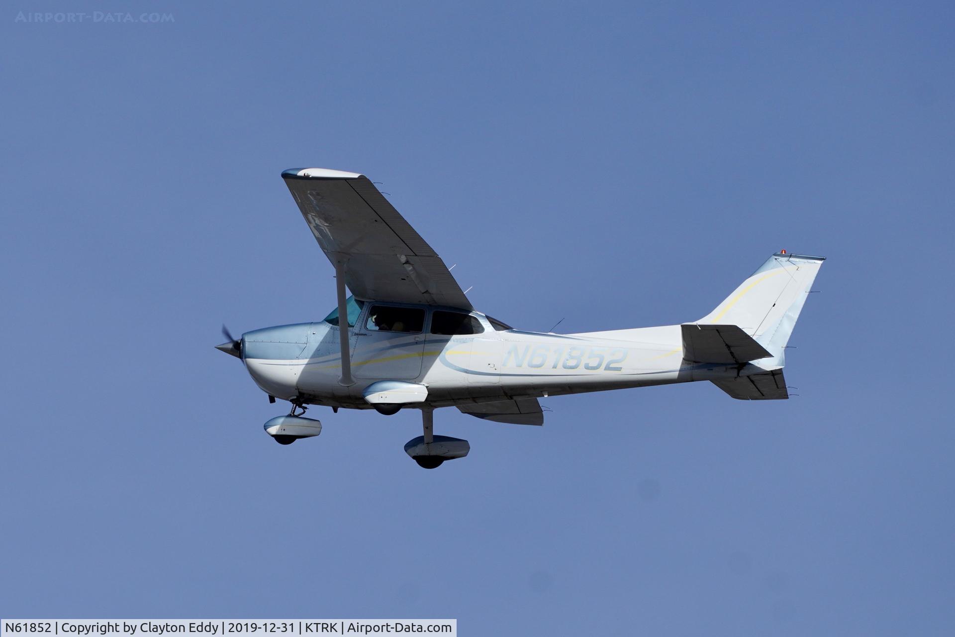 N61852, 1975 Cessna 172M C/N 17264844, Truckee Airport California 2019.
