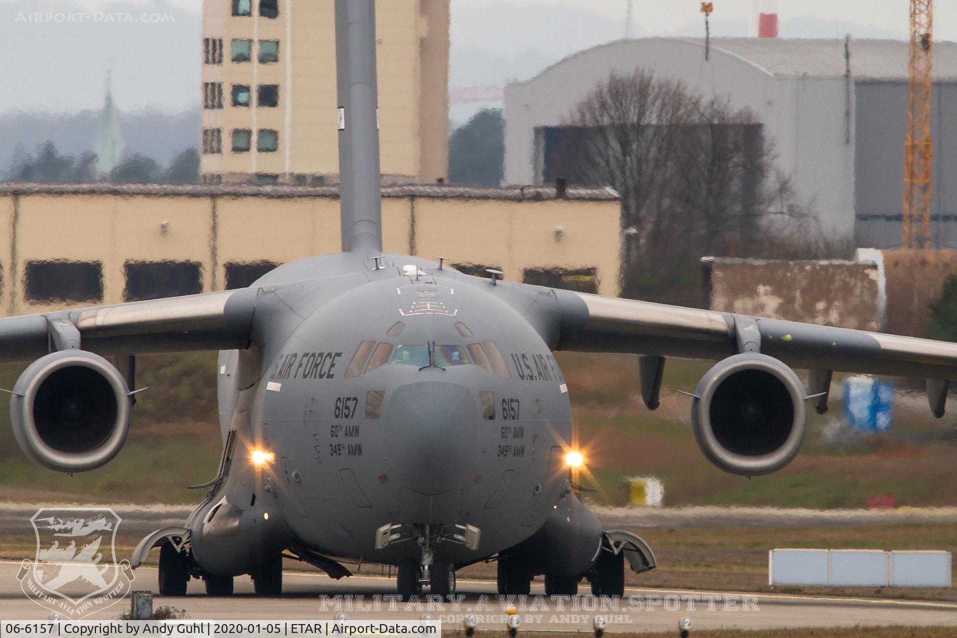 06-6157, 2006 Boeing C-17A Globemaster III C/N P-157, Waiting