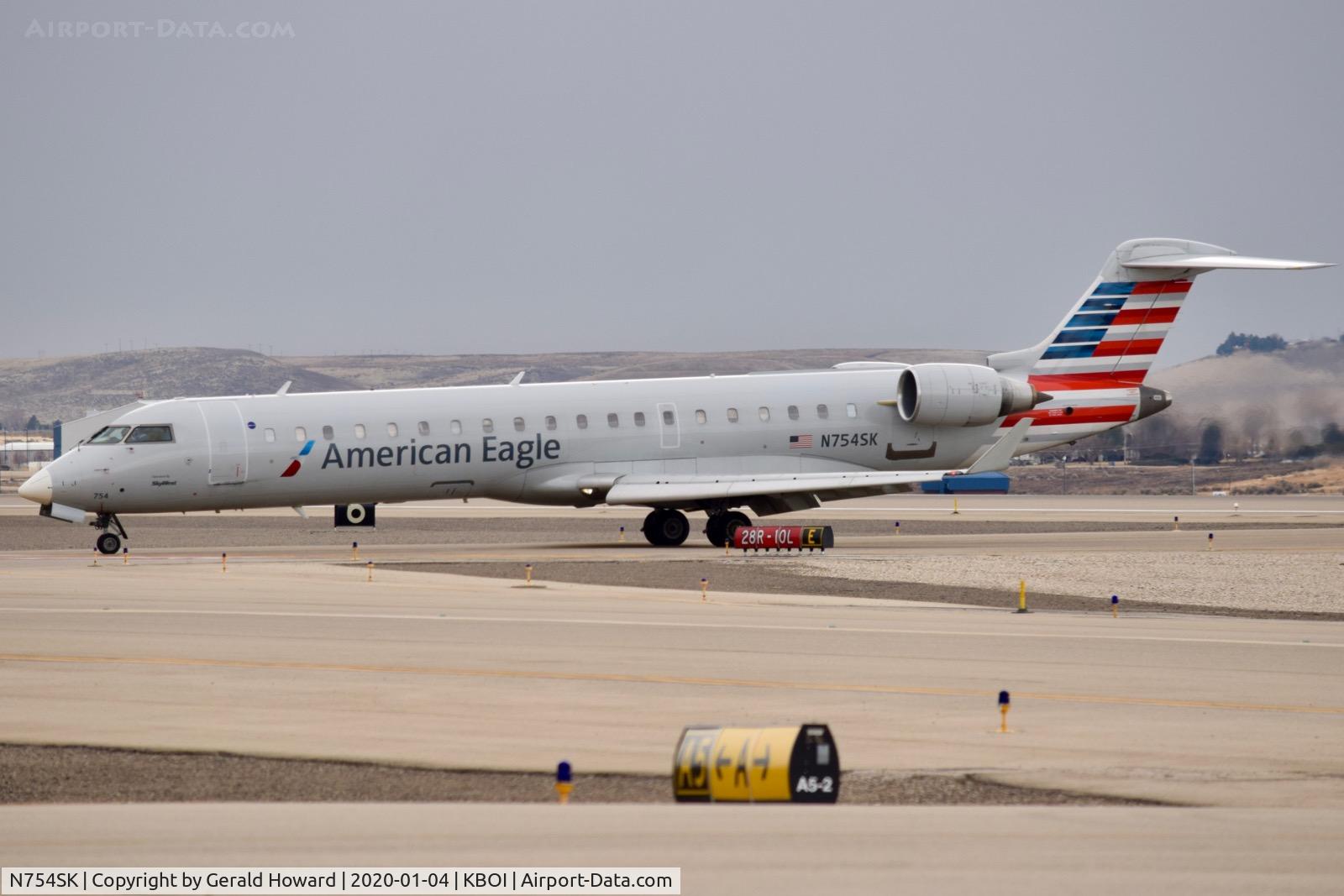N754SK, 2005 Bombardier CRJ-701 (CL-600-2C10) Regional Jet C/N 10215, Taxiing to the gate.