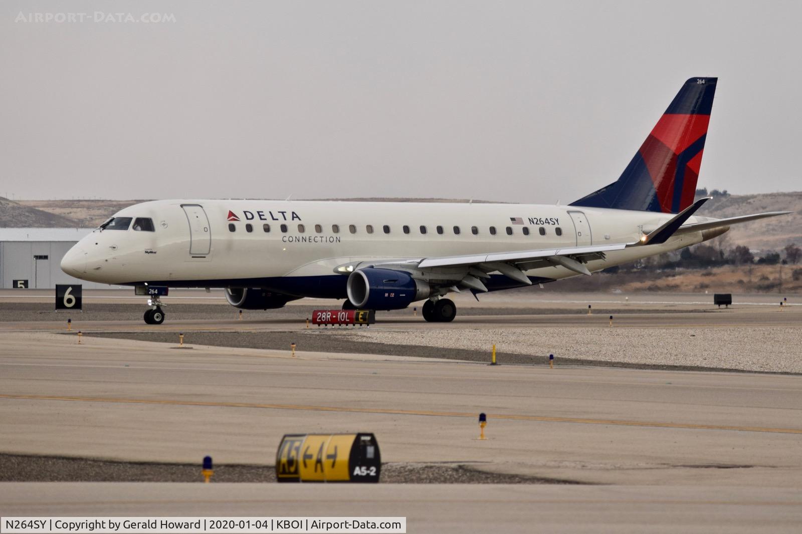 N264SY, 2018 Embraer 175LR (ERJ-170-200LR) C/N 17000716, Taxiing to the gate.