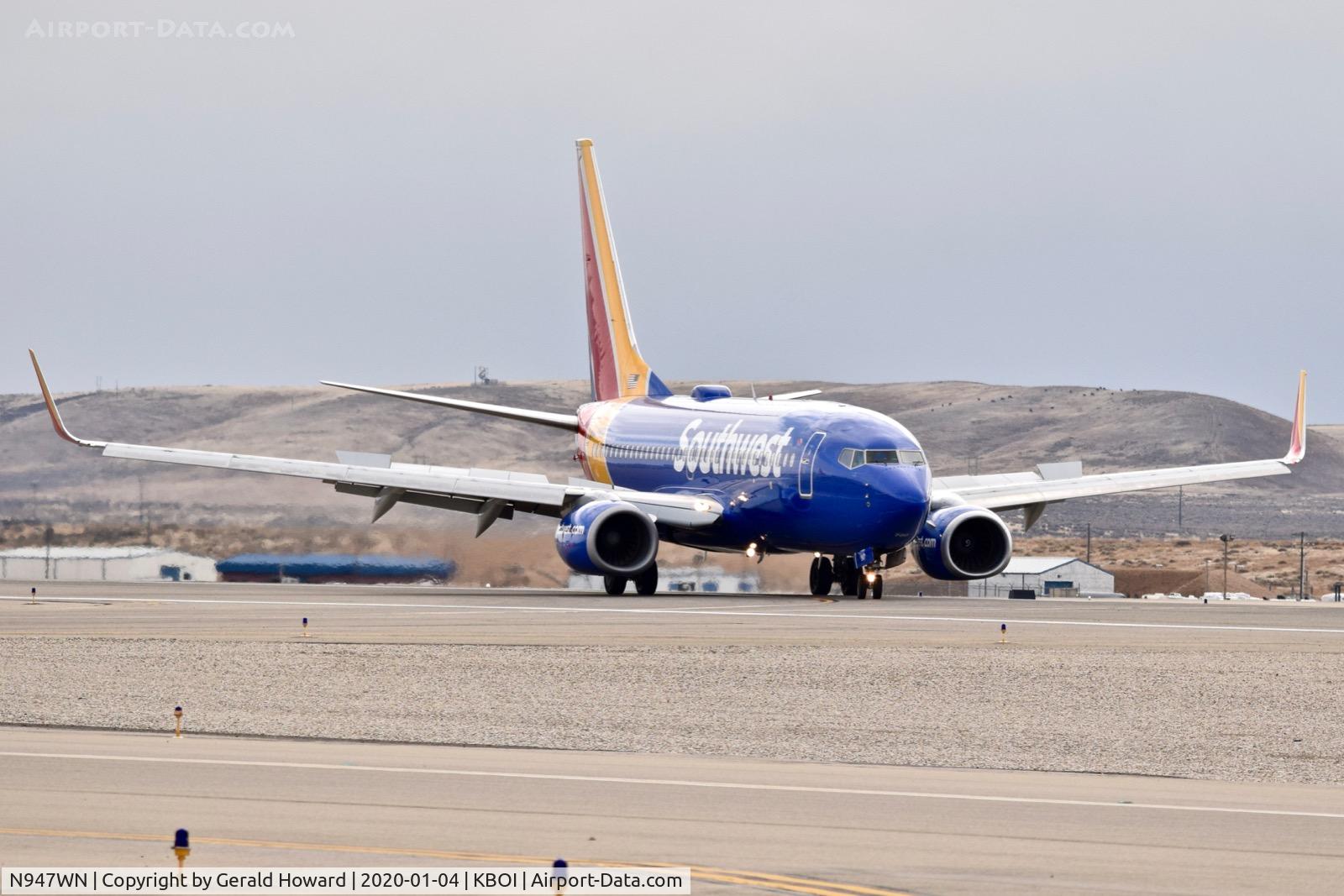 N947WN, 2010 Boeing 737-7H4 C/N 36924, Turning off 28R.