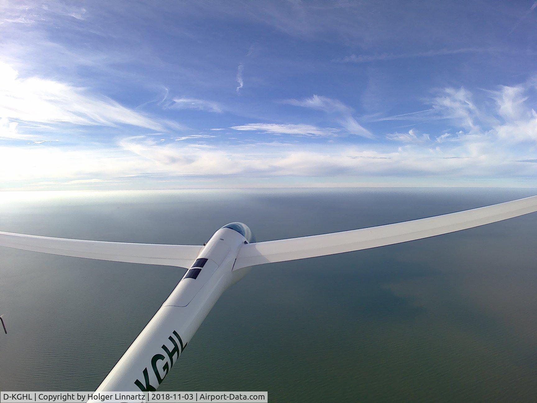 D-KGHL, 1984 DG 400 C/N 4-72, D-KGHL departure/ldg.  Midden Zeeland open water