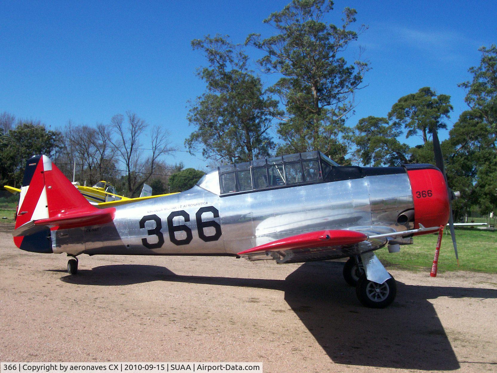 366, 1942 North American AT-6D Texan C/N 88-9216, frente a taller Aerotecno - Aeropuerto Int. Ángel S. Adami