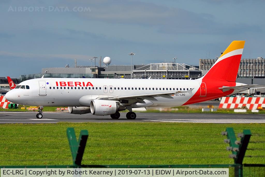 EC-LRG, 2001 Airbus A320-214 C/N 1516, Rolling on departure r/w 28