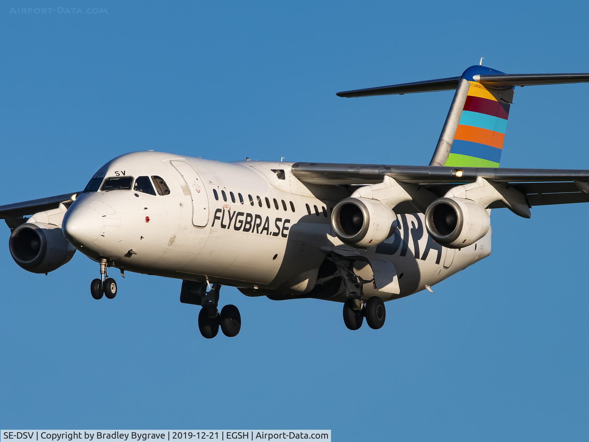 SE-DSV, 1994 British Aerospace Avro 146-RJ100A C/N E3250, Landing