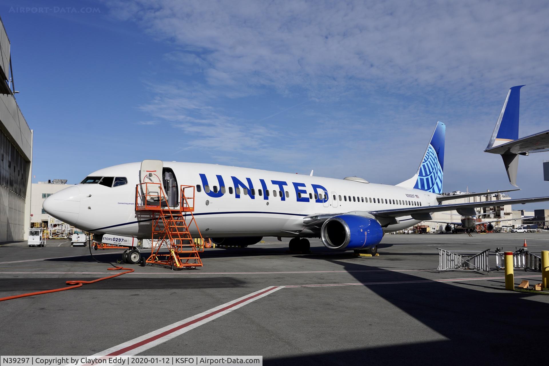 N39297, 2005 Boeing 737-824 C/N 34003, SFO 2020.