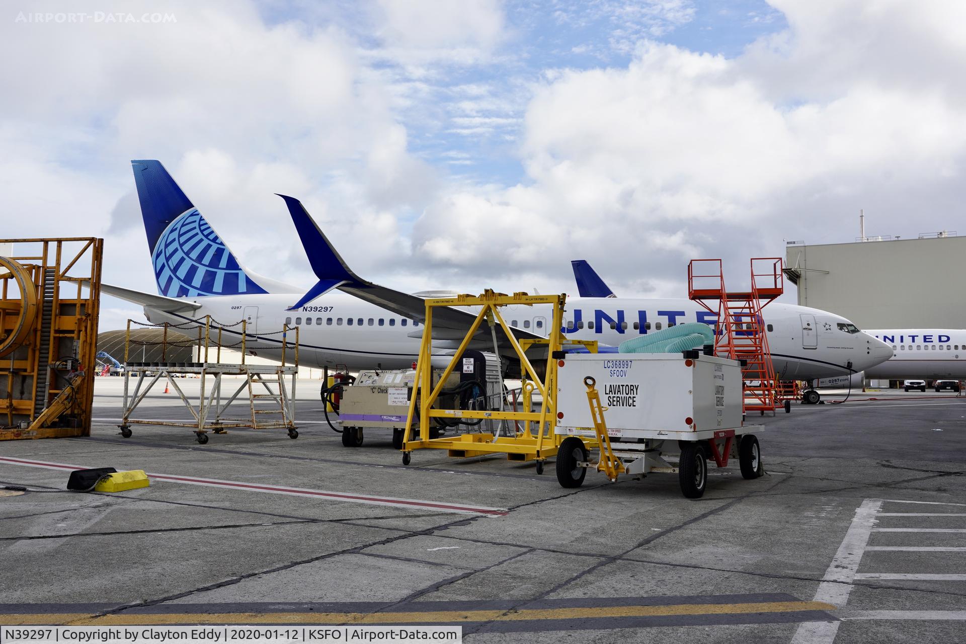 N39297, 2005 Boeing 737-824 C/N 34003, SFO 2020.