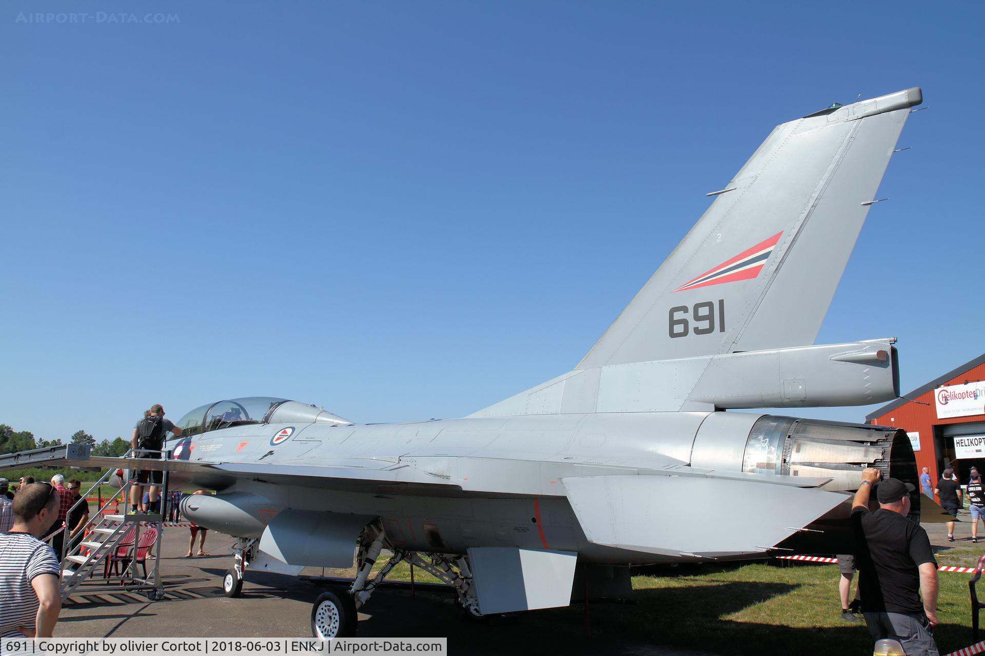 691, 1980 Fokker F-16B Fighting Falcon C/N 6L-10, kjeller airshow 2018