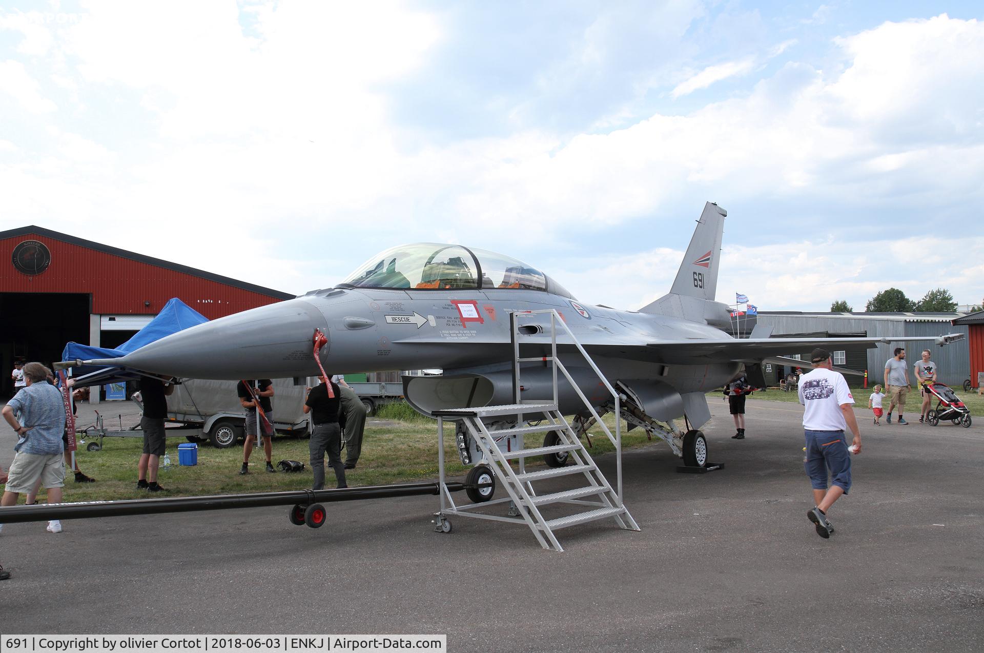 691, 1980 Fokker F-16B Fighting Falcon C/N 6L-10, Kjeller airshow, static display