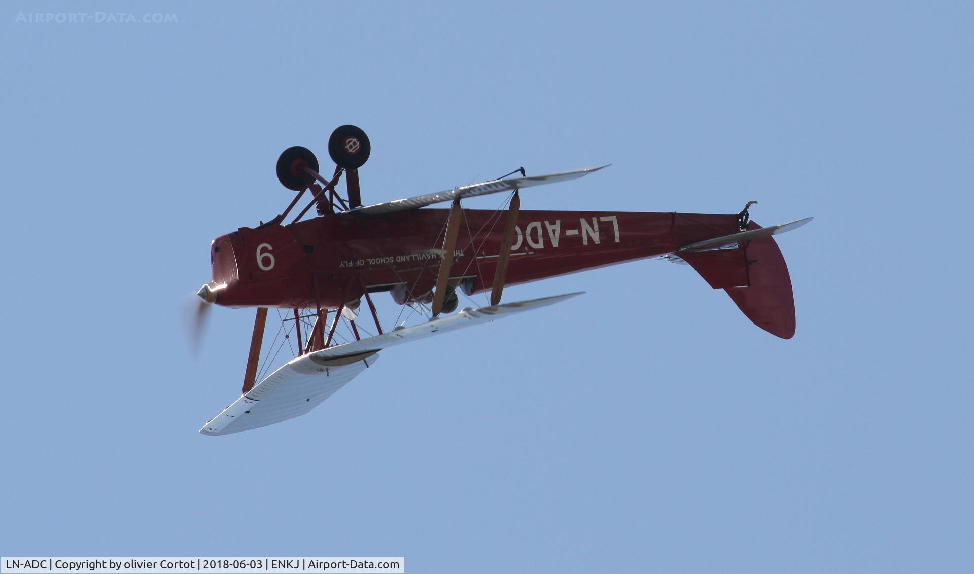 LN-ADC, 1935 De Havilland DH-82A Tiger Moth II C/N 3318, upside down