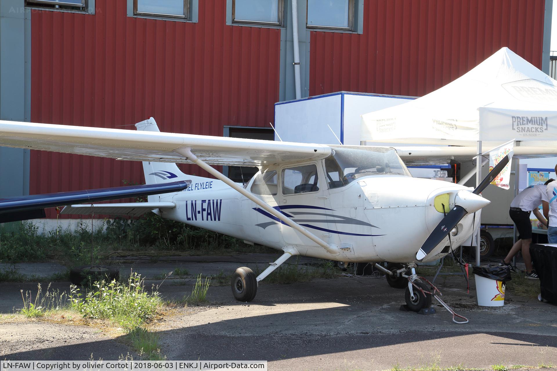 LN-FAW, Cessna F172N C/N 1703, Kjelelr airfield