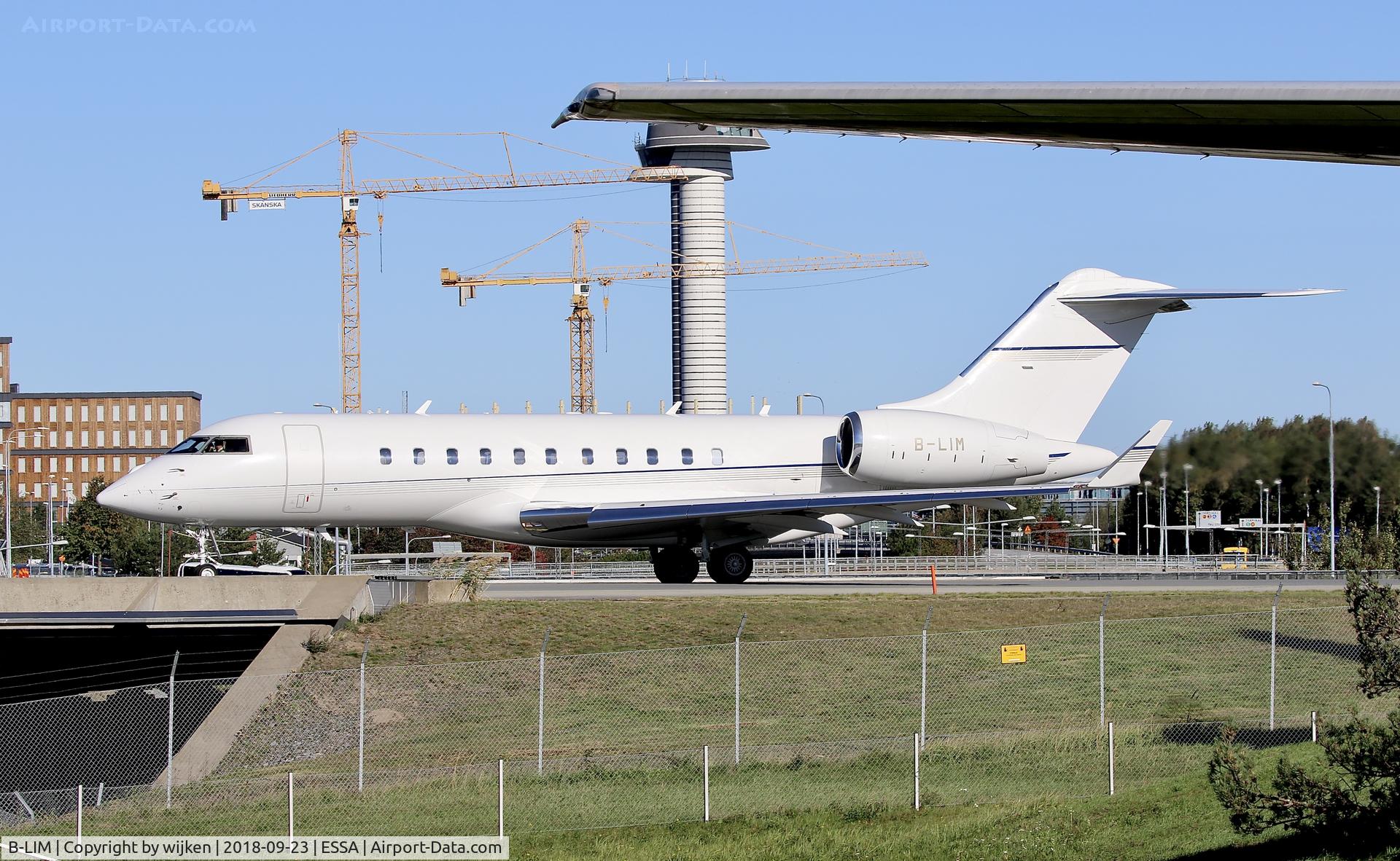B-LIM, 2008 Bombardier BD-700-1A11 Global 5000 C/N 9295, Taxying to RWY 19R