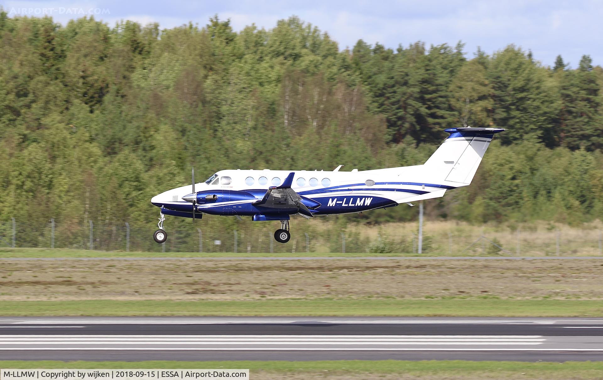 M-LLMW, 2016 Beechcraft B300 Super King Air 350 C/N FL-1080, Landing RWY 26