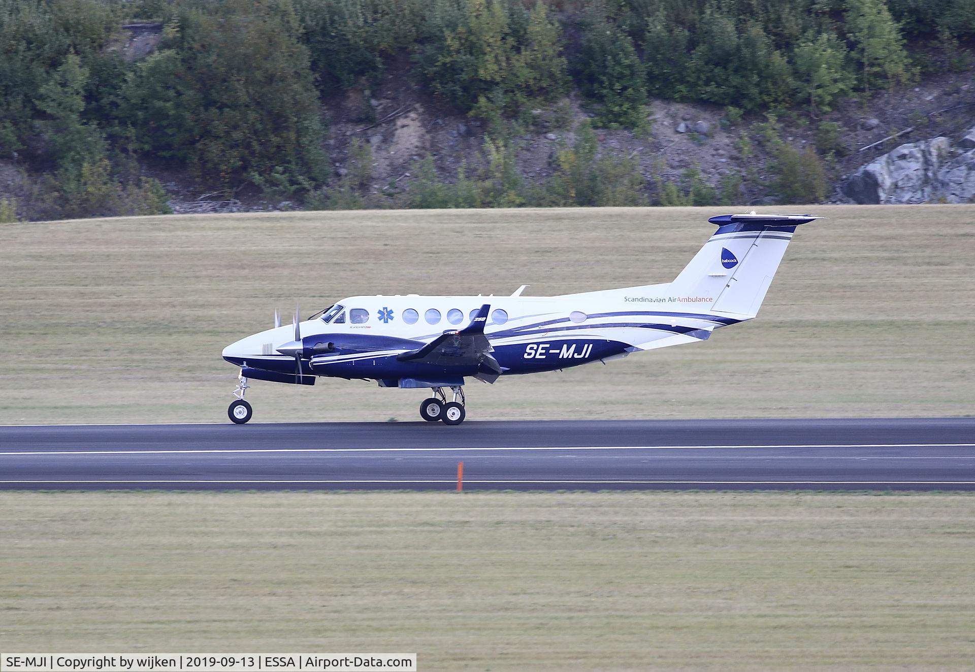 SE-MJI, 2017 Beech B200GT King Air C/N BY-297, Landing RWY 01R