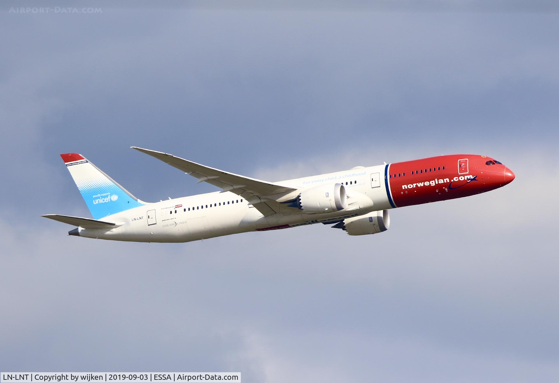 LN-LNT, 2017 Boeing 787-916 Dreamliner C/N 38774, Climbing from RWY 19R